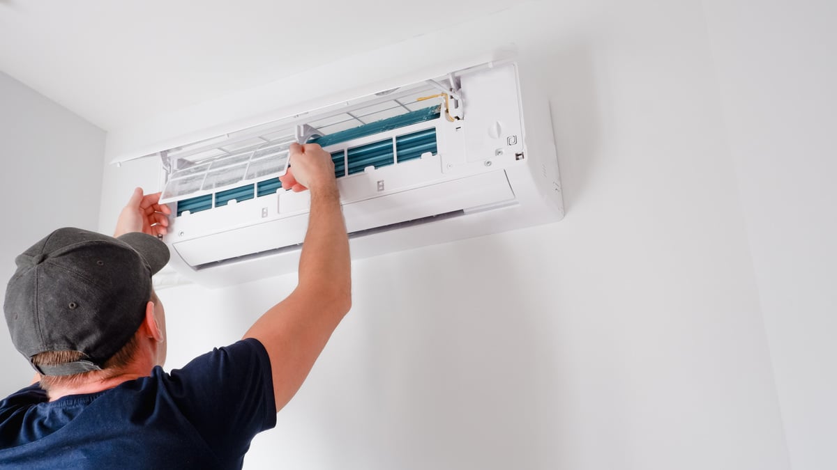 Air conditioner service. The technician checks the operation of the air conditioner. Filter replacement. Cleaning Maintenance of air conditioners